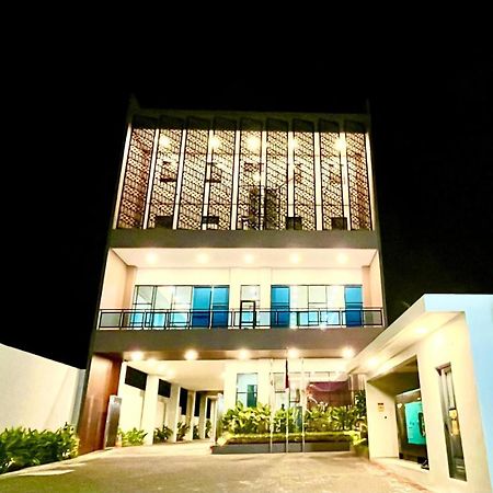 Front One Hotel Gombong Gombong  Экстерьер фото