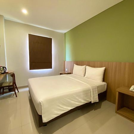 Front One Hotel Gombong Gombong  Экстерьер фото