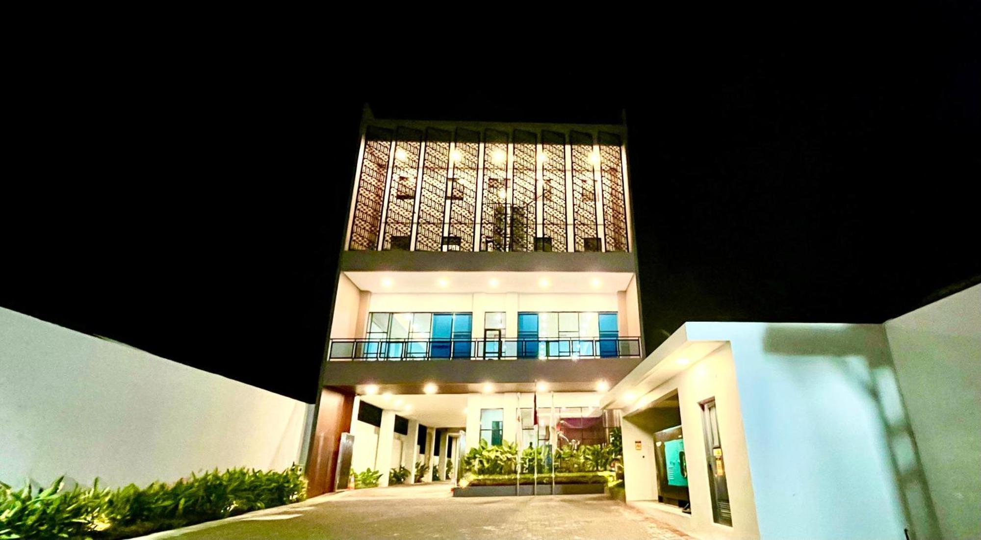 Front One Hotel Gombong Gombong  Экстерьер фото