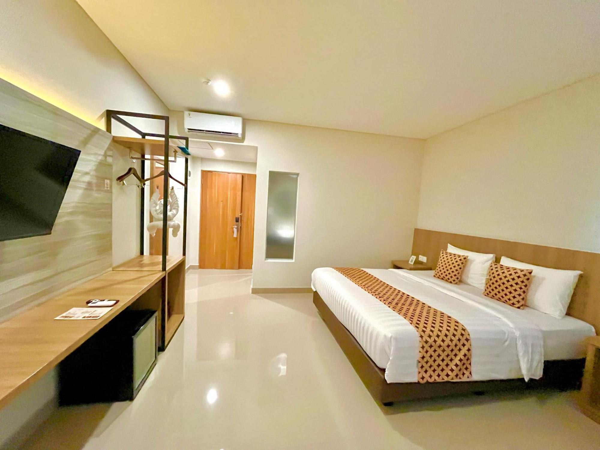 Front One Hotel Gombong Gombong  Экстерьер фото