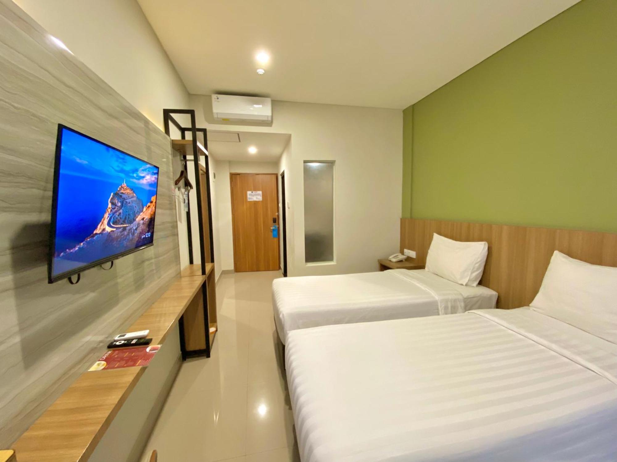 Front One Hotel Gombong Gombong  Экстерьер фото