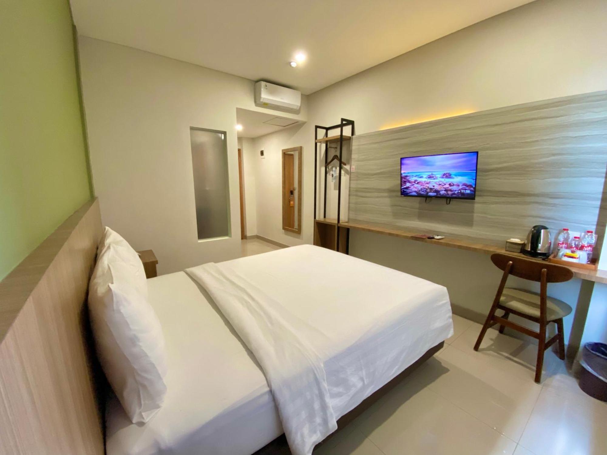 Front One Hotel Gombong Gombong  Экстерьер фото