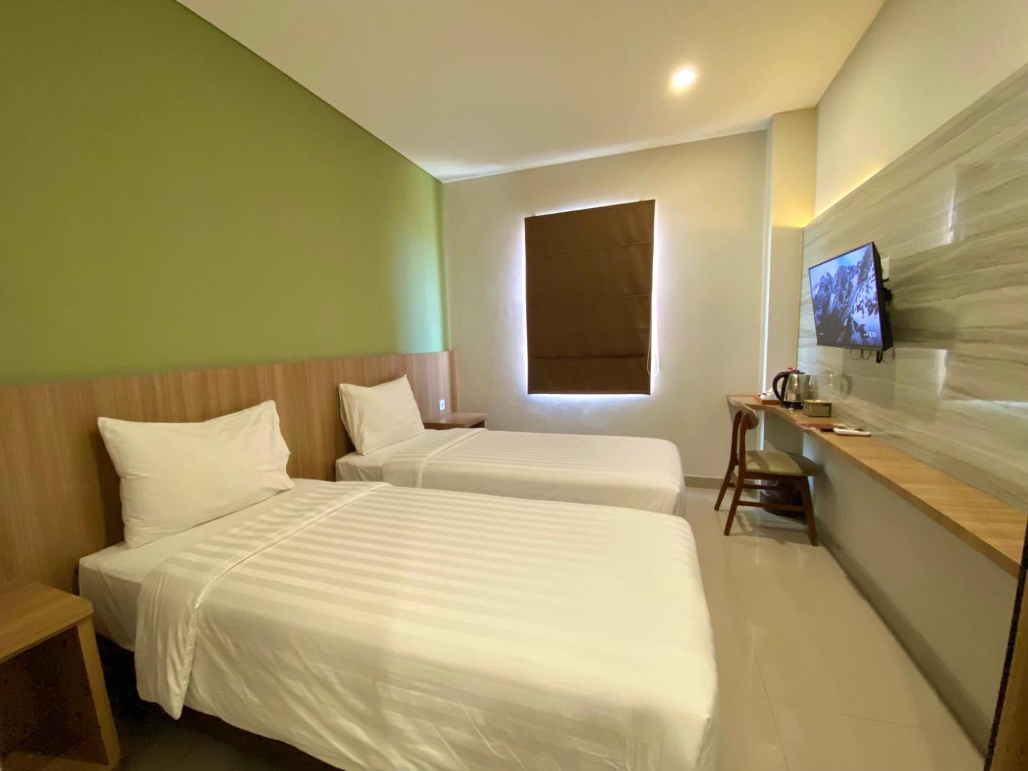 Front One Hotel Gombong Gombong  Экстерьер фото