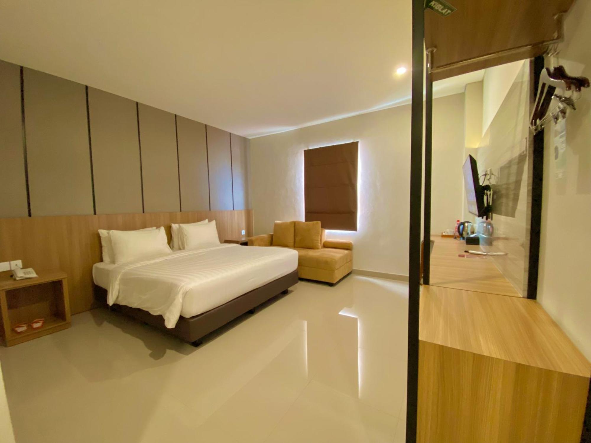 Front One Hotel Gombong Gombong  Экстерьер фото