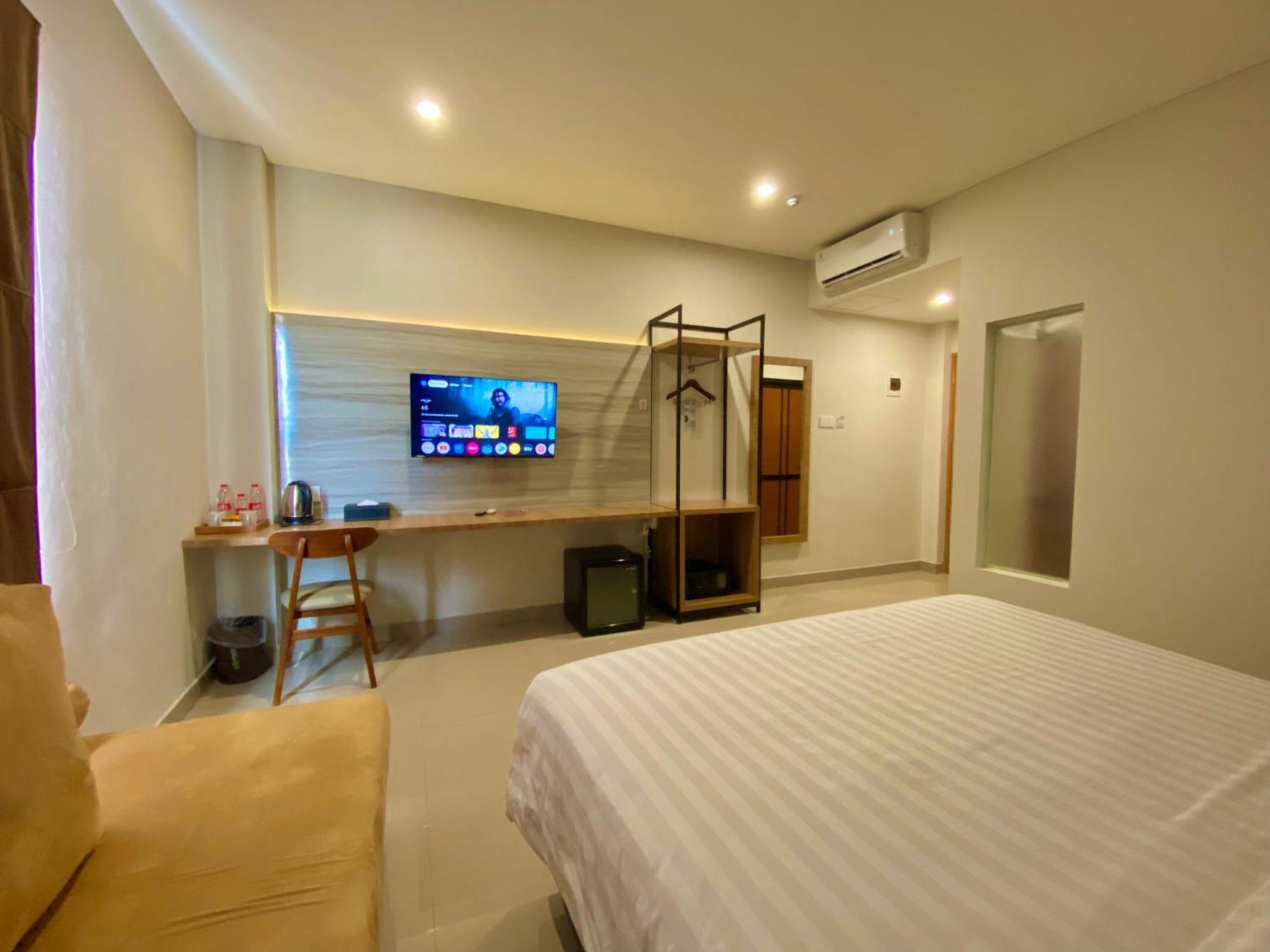 Front One Hotel Gombong Gombong  Экстерьер фото