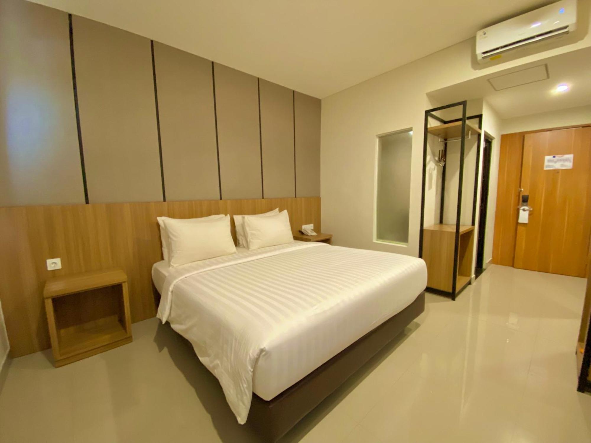 Front One Hotel Gombong Gombong  Экстерьер фото
