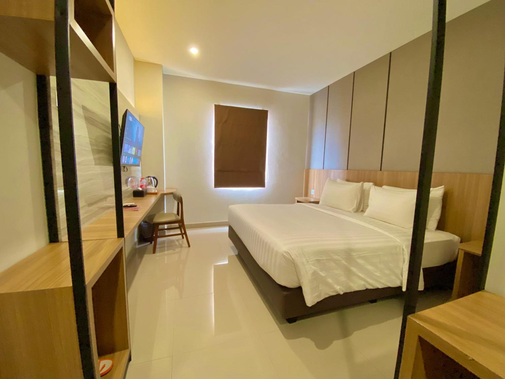 Front One Hotel Gombong Gombong  Экстерьер фото