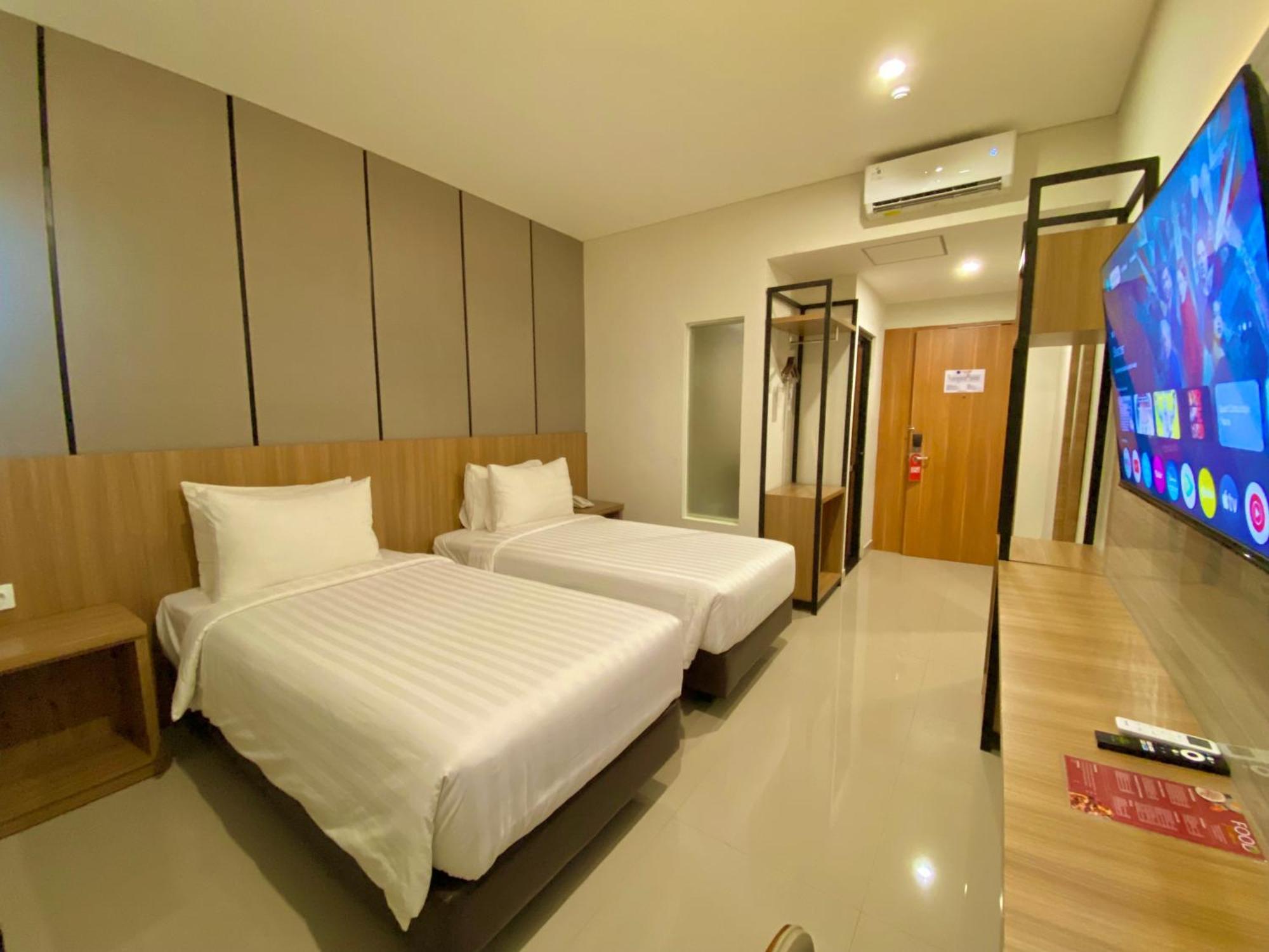Front One Hotel Gombong Gombong  Экстерьер фото