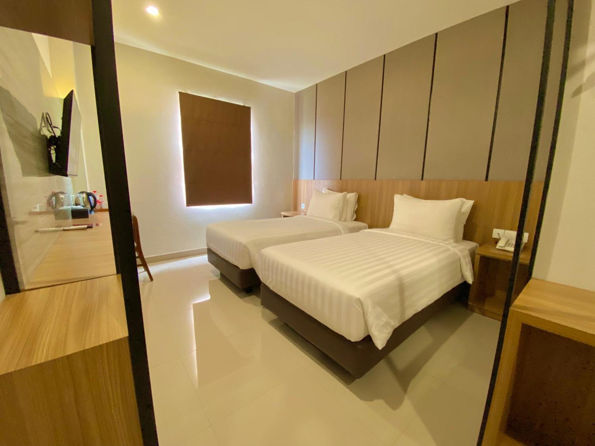 Front One Hotel Gombong Gombong  Экстерьер фото