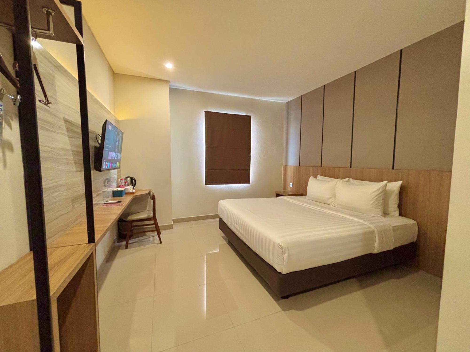 Front One Hotel Gombong Gombong  Экстерьер фото